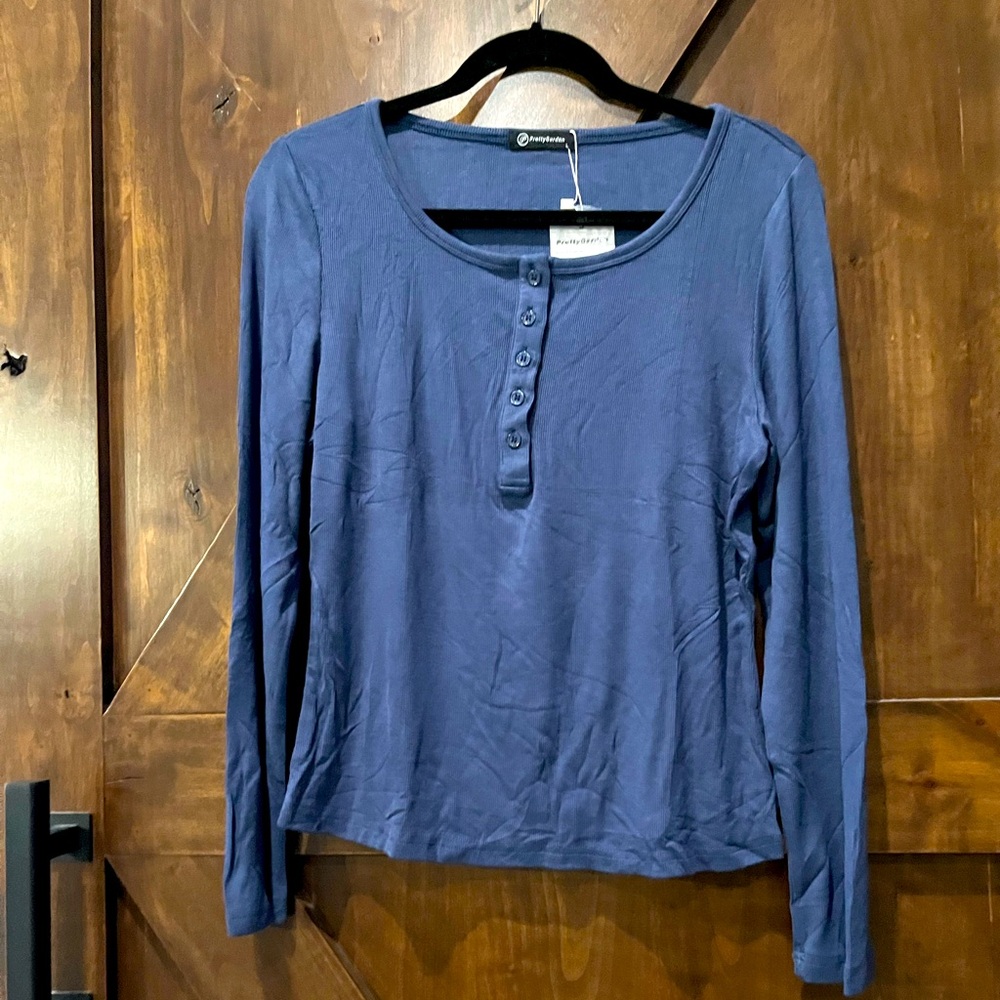Women’s long sleeve ribbed layering shirt.